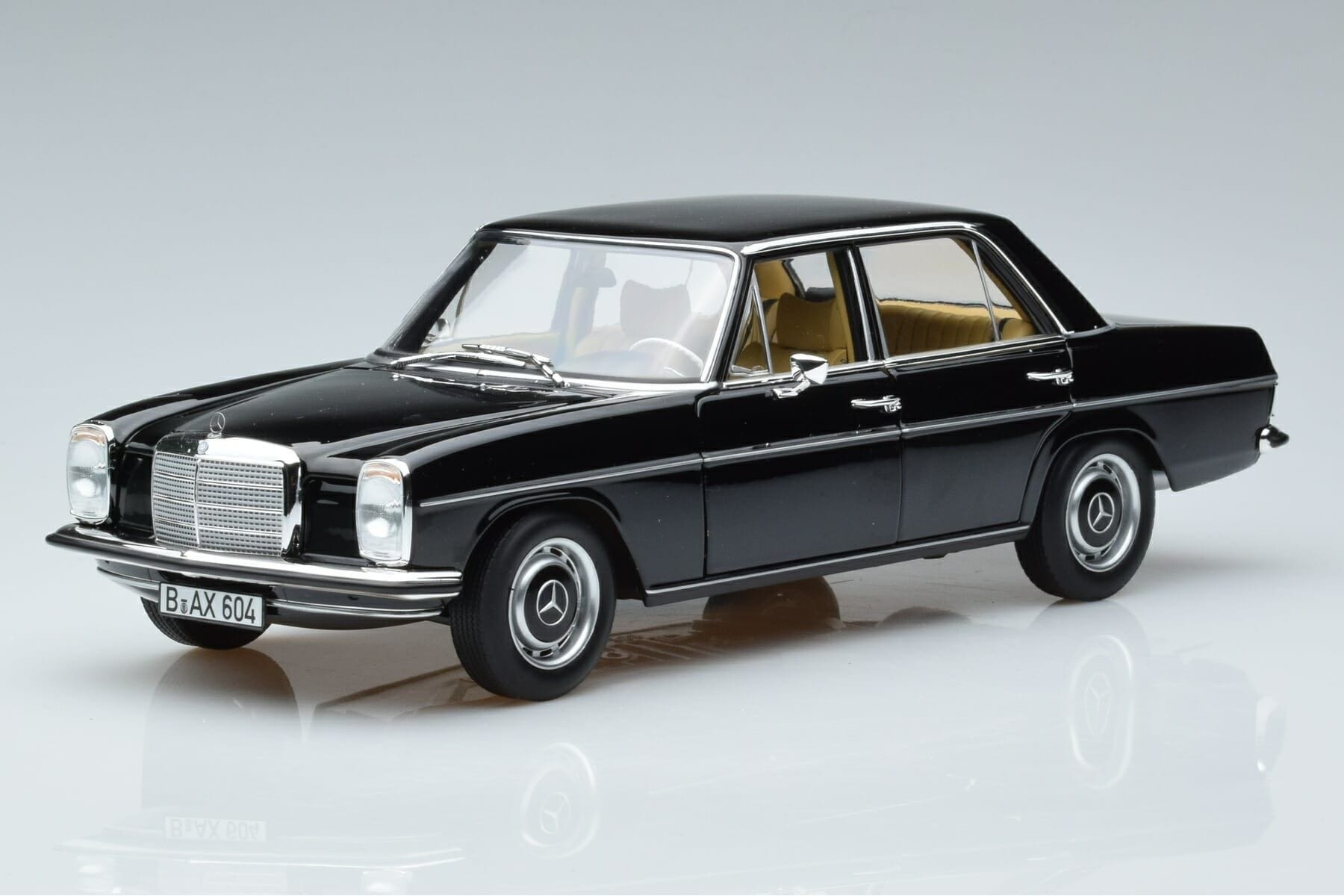 Mercedes 200 W115 Edizione Limitata Norev 1:18