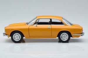 Alfa Romeo 1750 GTV Giallo Norev 1:18 187910 Pressofusione — immagine 4 di 7