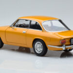 Alfa Romeo 1750 GTV Giallo Norev 1:18 - image 6 of 7