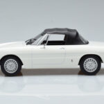 Alfa Romeo 2000 Spider Bianco Norev 1:18 - image 3 of 7