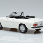 Alfa Romeo 2000 Spider Bianco Norev 1:18 - image 6 of 7