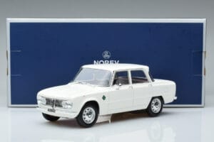 Alfa Romeo Giulia Ti Super Norev 1:18 187970 Pressofusione — immagine 6 di 6