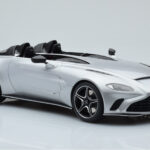 Aston Martin V12 Speedster Argento GT Spirit 1:18 - image 4 of 6