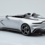 Aston Martin V12 Speedster Argento GT Spirit 1:18 - image 5 of 6