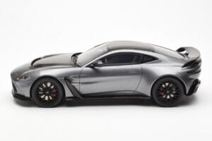 Aston Martin V12 Vantage Magnetic Argento GT Spirit 1:18 GT443 Resina — immagine 3 di 6