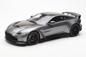 Aston Martin V12 Vantage Magnetic Argento GT Spirit 1:18 GT443