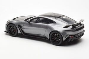 Aston Martin V12 Vantage Magnetic Argento GT Spirit 1:18 GT443 Resina — immagine 5 di 6