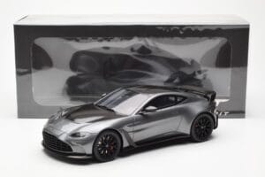 Aston Martin V12 Vantage Magnetic Argento GT Spirit 1:18 GT443 Resina — immagine 6 di 6
