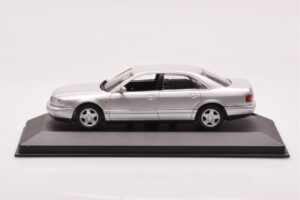 Audi A8 D2 Argento Minichamps 1:43 433013006
