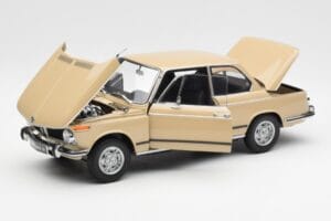 BMW 2002 Ti E10 Sahara Beige Kyosho 1:18 08541BG Pressofusione — immagine 2 di 8