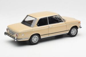 BMW 2002 Ti E10 Sahara Beige Kyosho 1:18 08541BG Pressofusione — immagine 3 di 8