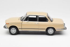 BMW 2002 Ti E10 Sahara Beige Kyosho 1:18 08541BG Pressofusione — immagine 4 di 8