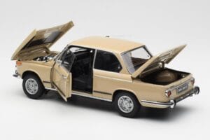 BMW 2002 Ti E10 Sahara Beige Kyosho 1:18 08541BG Pressofusione — immagine 5 di 8