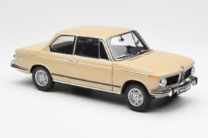 BMW 2002 Ti E10 Sahara Beige Kyosho 1:18 08541BG Pressofusione — immagine 6 di 8