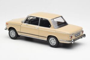 BMW 2002 Ti E10 Sahara Beige Kyosho 1:18 08541BG Pressofusione — immagine 7 di 8