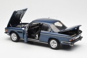 BMW 3.0 CSi E9 Blu Metallico AUTOart 1:18 70672 Pressofusione — immagine 5 di 8
