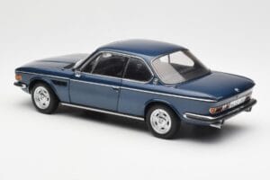 BMW 3.0 CSi E9 Blu Metallico AUTOart 1:18 70672 Pressofusione — immagine 7 di 8