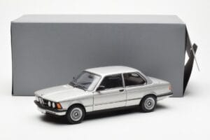 BMW 323i E21 Aspen Argento AUTOart 1:18 80430433552 Pressofusione — immagine 8 di 8