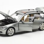 BMW 330i E91 Touring Grigio Metallic Kyosho 1:18 - image 2 of 8