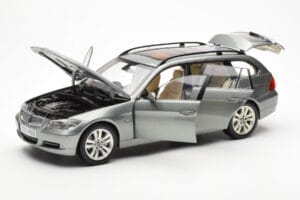 BMW 330i E91 Touring Grigio Metallic Kyosho 1:18 80430394359 Pressofusione — immagine 2 di 8