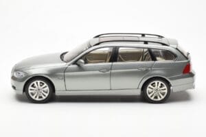 BMW 330i E91 Touring Grigio Metallic Kyosho 1:18 80430394359 Pressofusione — immagine 4 di 8