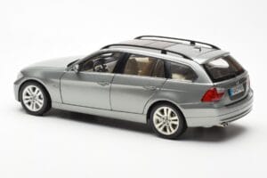 BMW 330i E91 Touring Grigio Metallic Kyosho 1:18 80430394359 Pressofusione — immagine 7 di 8