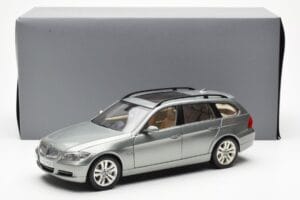 BMW 330i E91 Touring Grigio Metallic Kyosho 1:18 80430394359 Pressofusione — immagine 8 di 8