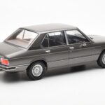 BMW 520i E28 Grigio MCG 1:18 - image 2 of 6