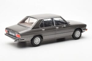 BMW 520i E28 Grigio MCG 1:18 MCG18121 Pressofusione — immagine 2 di 6