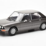 BMW 520i E28 Grigio MCG 1:18