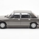 BMW 520i E28 Grigio MCG 1:18 - image 3 of 6