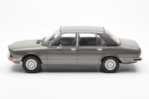 BMW 520i E28 Grigio MCG 1:18 MCG18121 Pressofusione — immagine 3 di 6