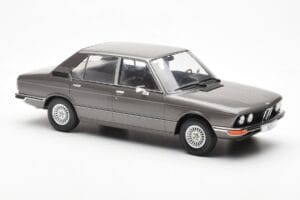 BMW 520i E28 Grigio MCG 1:18 MCG18121 Pressofusione — immagine 4 di 6