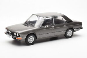 BMW 520i E28 Grigio MCG 1:18 MCG18121