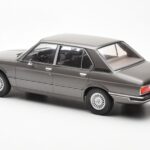 BMW 520i E28 Grigio MCG 1:18 - image 5 of 6