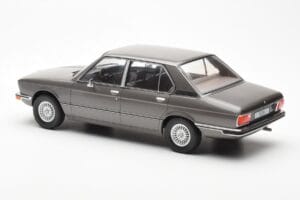 BMW 520i E28 Grigio MCG 1:18 MCG18121 Pressofusione — immagine 5 di 6