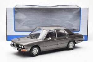 BMW 520i E28 Grigio MCG 1:18 MCG18121 Pressofusione — immagine 6 di 6