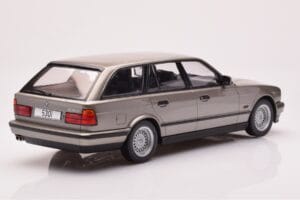 BMW 530i E34 Touring Grigio Metallizzato MCG 1:18 MCG18330 Pressofusione — immagine 2 di 6