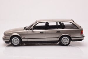 BMW 530i E34 Touring Grigio Metallizzato MCG 1:18 MCG18330 Pressofusione — immagine 3 di 6