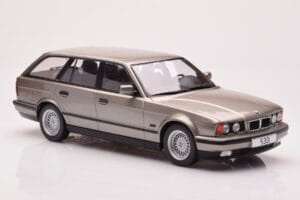 BMW 530i E34 Touring Grigio Metallizzato MCG 1:18 MCG18330 Pressofusione — immagine 4 di 6
