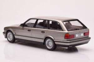 BMW 530i E34 Touring Grigio Metallizzato MCG 1:18 MCG18330 Pressofusione — immagine 5 di 6