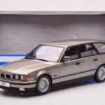 BMW 530i E34 Touring Grigio Metallizzato MCG 1:18 - image 6 of 6