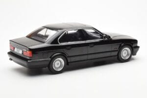BMW 540i E34 Nero Metallic MCG 1:18 MCG18157 Pressofusione — immagine 2 di 6