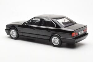 BMW 540i E34 Nero Metallic MCG 1:18 MCG18157 Pressofusione — immagine 5 di 6