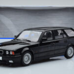 BMW 540i E34 Touring Nero Metallizzato MCG 1:18 - image 6 of 6