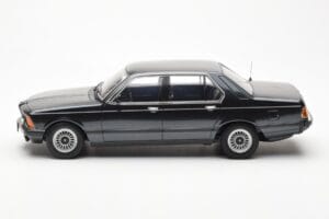 BMW 733i E23 Nero Metallic KK-Scale 1:18 KKDC180101 Pressofusione — immagine 3 di 6