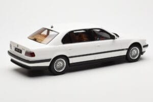 BMW 750iL E38 Asia Exclusive Bianco Otto 1:18 OT836 Resina — immagine 2 di 6
