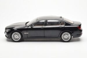 BMW 750Li F02 Facelift Carbon Nero Kyosho 1:18 08784BK Pressofusione — immagine 4 di 8