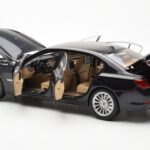 BMW 750Li F02 Facelift Carbon Nero Kyosho 1:18 - image 5 of 8