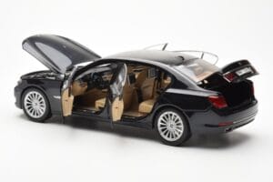 BMW 750Li F02 Facelift Carbon Nero Kyosho 1:18 08784BK Pressofusione — immagine 5 di 8